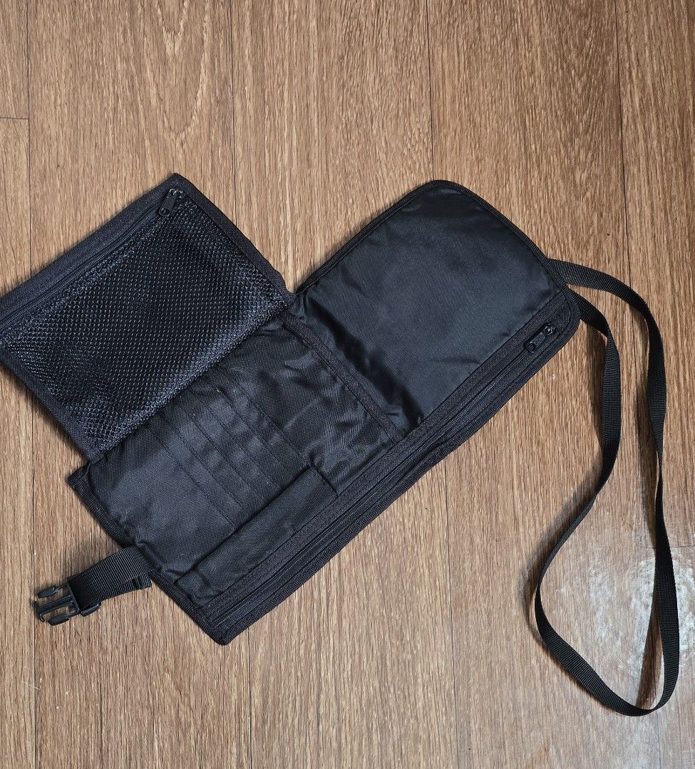 Nike Black Crossbody Bag Pouch (Category: Sling Bags) located in Quezon. Submitted by archivesss_666 (Listing ID 1462372864, Image 3). Description: - Black Nike pouch bag - Main zippered compartment - Front flap with buckle closure - Interior card slots - Interior mesh pocket - Adjustable strap - Ideal for travel or everyday essentials.