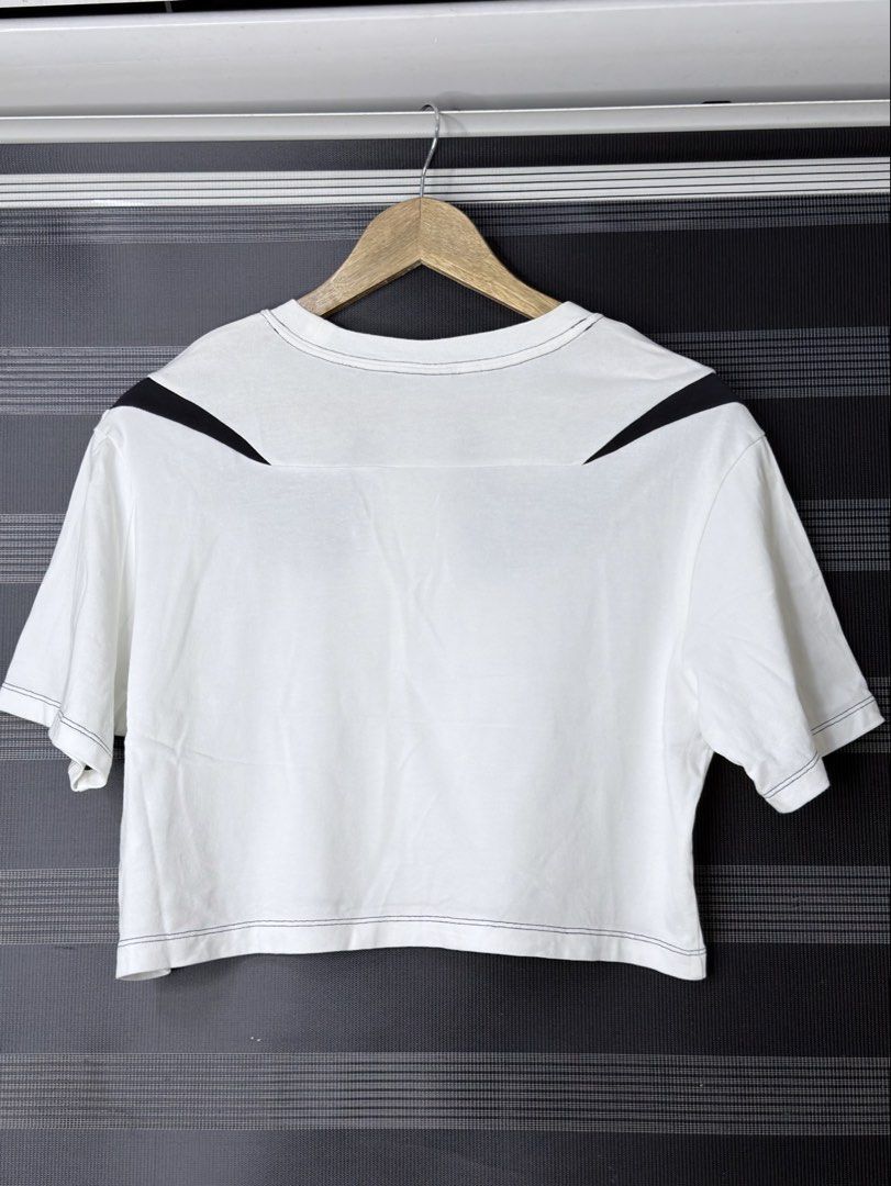 NIKE COTTON CROPTOP (B20) (Category: Shirts) located in Bulacan. Submitted by nicolaiscloset (Listing ID 1462424451, Image 3). Description: .