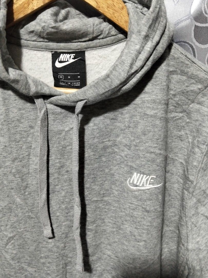Nike Grey Hoodie Sweatshirt Pullover Size M (Category: Coats, Jackets and Outerwear) located in Manila. Submitted by brarynpag30556 (Listing ID 1462288485, Image 2). Description: - Classic grey Nike hoodie - Small embroidered Nike logo on chest - Comfortable cotton and polyester blend - Adjustable hood with drawstring - Convenient kangaroo pocket - Ideal for casual wear.