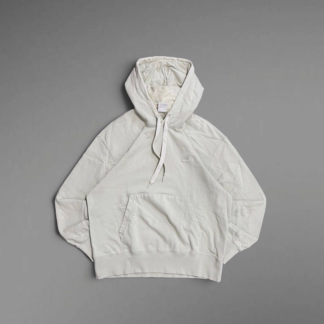 Nike Grey Pullover Hoodie Sweatshirt Size XL (Category: Coats, Jackets and Outerwear) located in Manila. Submitted by st4sh2507 (Listing ID 1462417040, Image 1). Description: - Nike Hoodie - Size: XL - Style: Classic pullover - Features: Front pocket, drawstring hood - Branding: Simple Nike logo on chest - Ideal for: Casual wear, layering - Origin: Made in China.