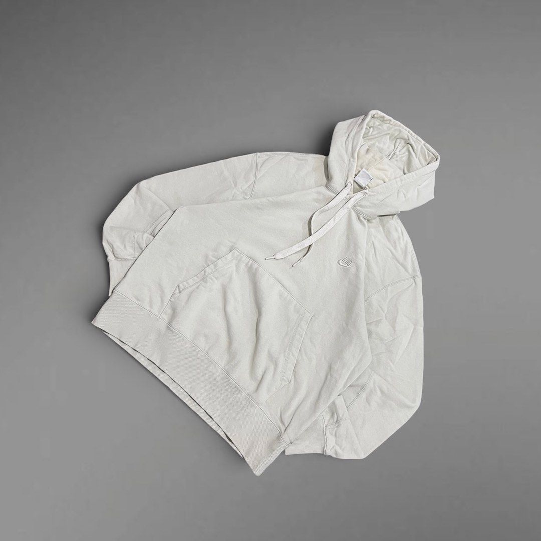 Nike Grey Pullover Hoodie Sweatshirt Size XL (Category: Coats, Jackets and Outerwear) located in Manila. Submitted by st4sh2507 (Listing ID 1462417040, Image 2). Description: - Nike Hoodie - Size: XL - Style: Classic pullover - Features: Front pocket, drawstring hood - Branding: Simple Nike logo on chest - Ideal for: Casual wear, layering - Origin: Made in China.