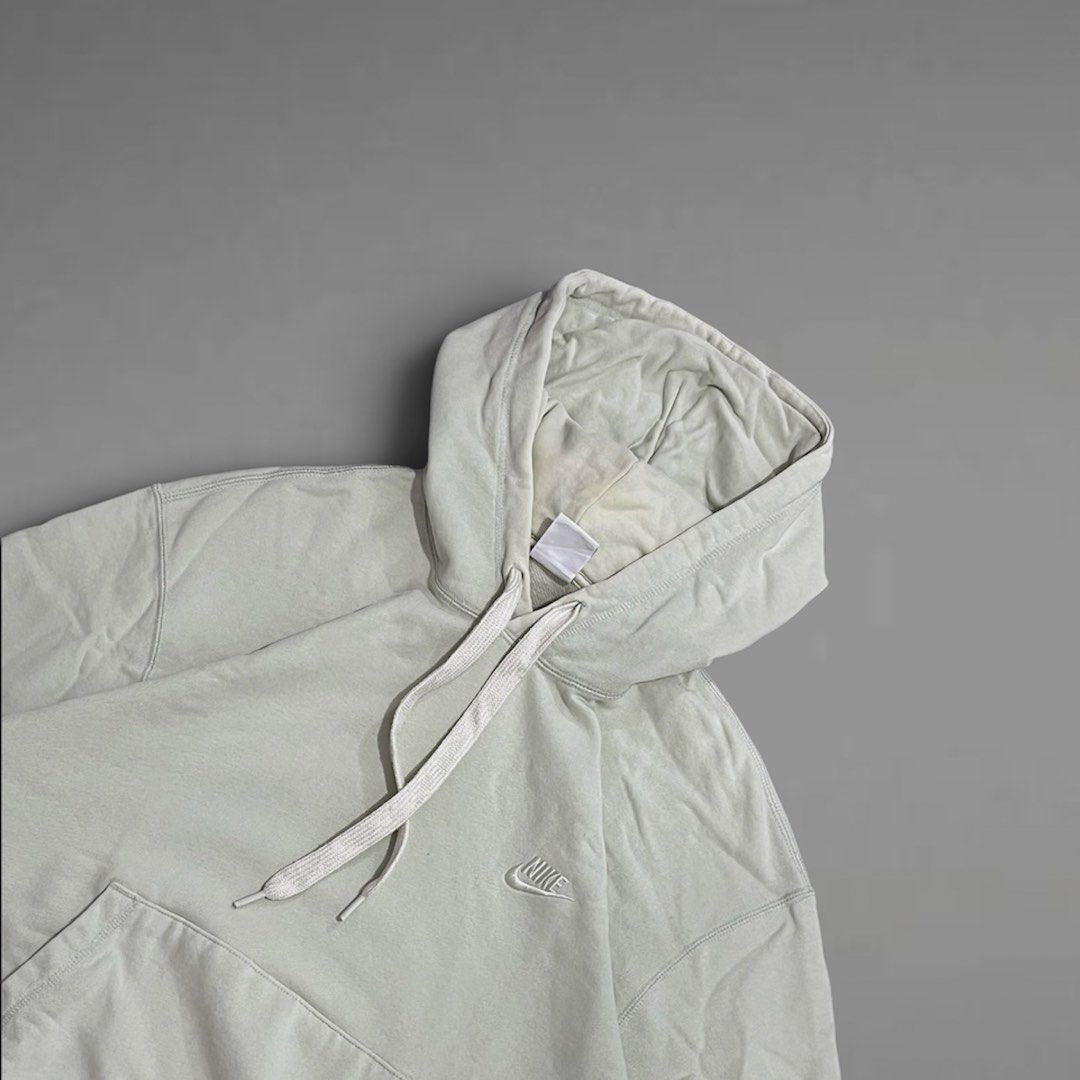 Nike Grey Pullover Hoodie Sweatshirt Size XL (Category: Coats, Jackets and Outerwear) located in Manila. Submitted by st4sh2507 (Listing ID 1462417040, Image 3). Description: - Nike Hoodie - Size: XL - Style: Classic pullover - Features: Front pocket, drawstring hood - Branding: Simple Nike logo on chest - Ideal for: Casual wear, layering - Origin: Made in China.