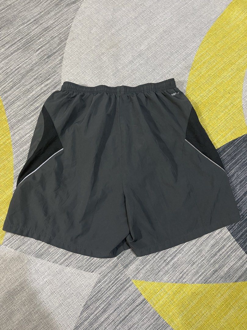 Nike mens running short (Category: Shorts) located in Taytay. Submitted by ekselentekondisyon (Listing ID 1462383107, Image 3). Description: Nike mens drifit runnings short Size medium W-26-34 L-15.5 Leg opening-13 Above the knee Taytay rizal location Good condition W/lace W/inner.