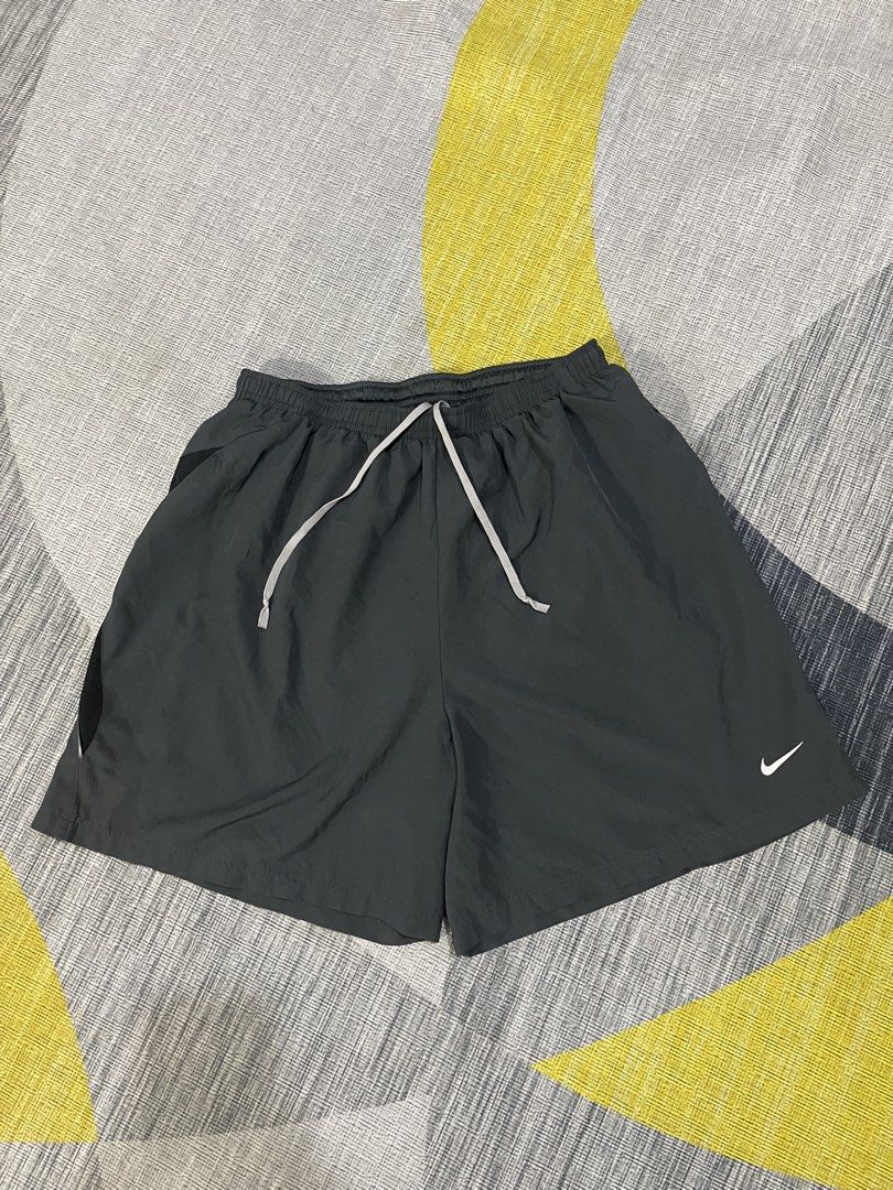 Nike mens running short (Category: Shorts) located in Taytay. Submitted by ekselentekondisyon (Listing ID 1462383107, Image 1). Description: Nike mens drifit runnings short Size medium W-26-34 L-15.5 Leg opening-13 Above the knee Taytay rizal location Good condition W/lace W/inner.