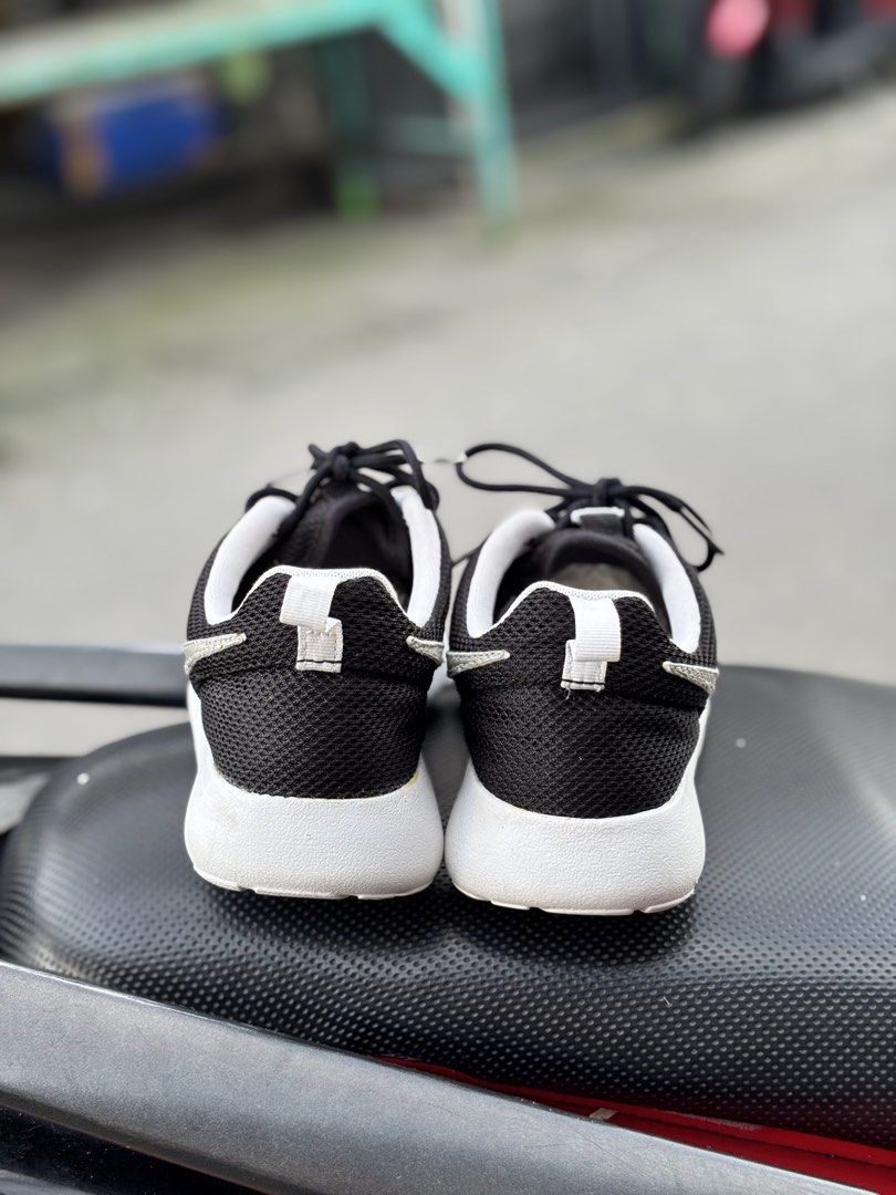 Nike Roshe Run Women's (Category: Sneakers) located in San Fernando. Submitted by kickslocker (Listing ID 1462352083, Image 3). Description: - Nike Roshe Run - Color: Black with white soles - Size: Women's US 6 (23cm) - Condition: Excellent, worn only a few times - Plenty of life left - Great deal!.