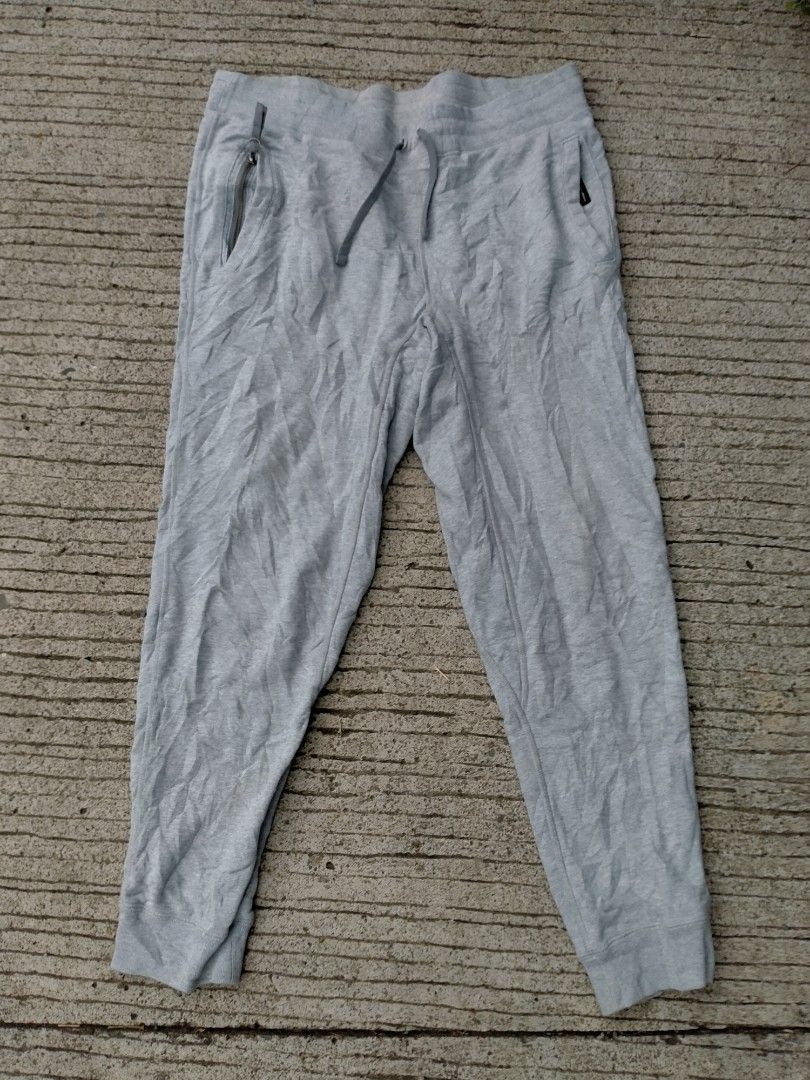 Nike SB (Category: Activewear) located in Davao. Submitted by ervinpolino09 (Listing ID 1462389039, Image 1). Description: Nike SB Jogger 💥 Size XL 35 fit 41 Length 38.5 Excellent Like New💥 Dm For Purchase💥 Location Davao City 📍.