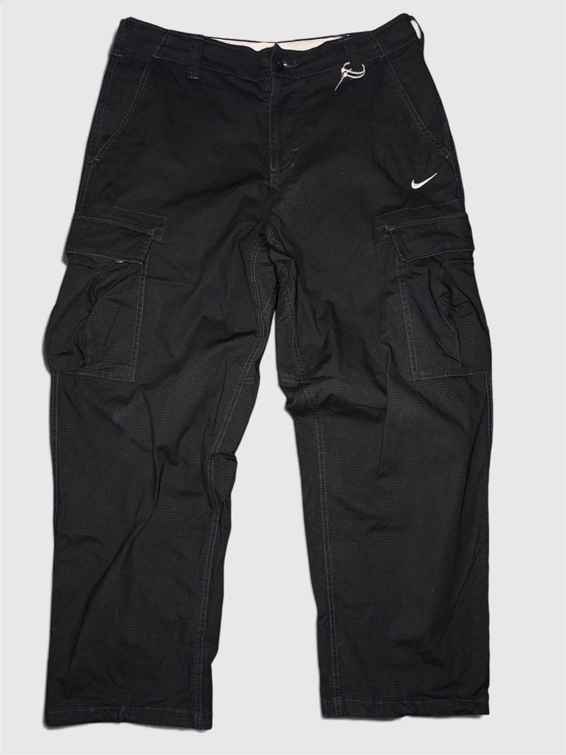 Nike SB Cargo Pants Black Size 34 (Category: Jeans) located in Roxas City. Submitted by patsquarephantz (Listing ID 1462325901, Image 1). Description: - Black Nike SB Cargo Pants - Size 34 waist - Made in Indonesia - Multiple pockets for ample storage - Drawstring at the ankle for adjustable fit - Ideal for everyday wear and skating.