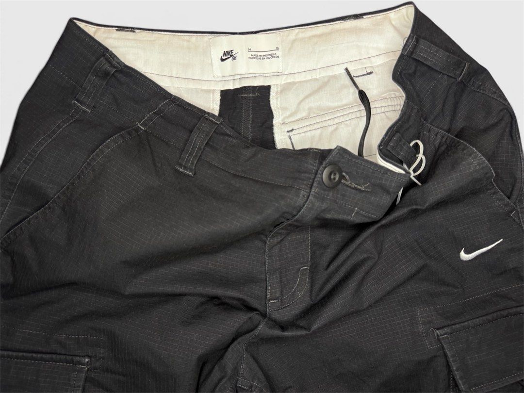 Nike SB Cargo Pants Black Size 34 (Category: Jeans) located in Roxas City. Submitted by patsquarephantz (Listing ID 1462325901, Image 3). Description: - Black Nike SB Cargo Pants - Size 34 waist - Made in Indonesia - Multiple pockets for ample storage - Drawstring at the ankle for adjustable fit - Ideal for everyday wear and skating.