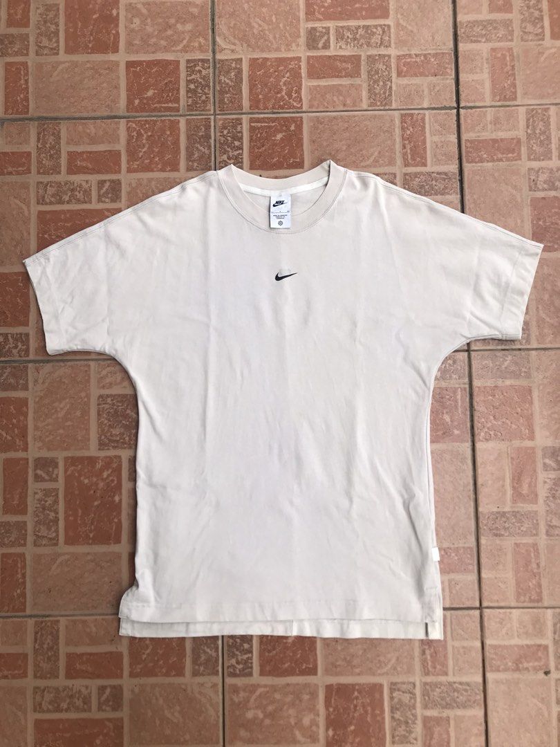 Nike Sportwear Style Essentials Tshirt (Category: Tshirts & Polo Shirts ) located in Cebu City. Submitted by thriftlangniedd (Listing ID 1462297186, Image 1). Description: Size Small can fit sa medium Dimes 20 x 27 No hidden issue Good as new condition Complete tags and legit With zipper pocket at the back Cream color Color rate 9.8/10.