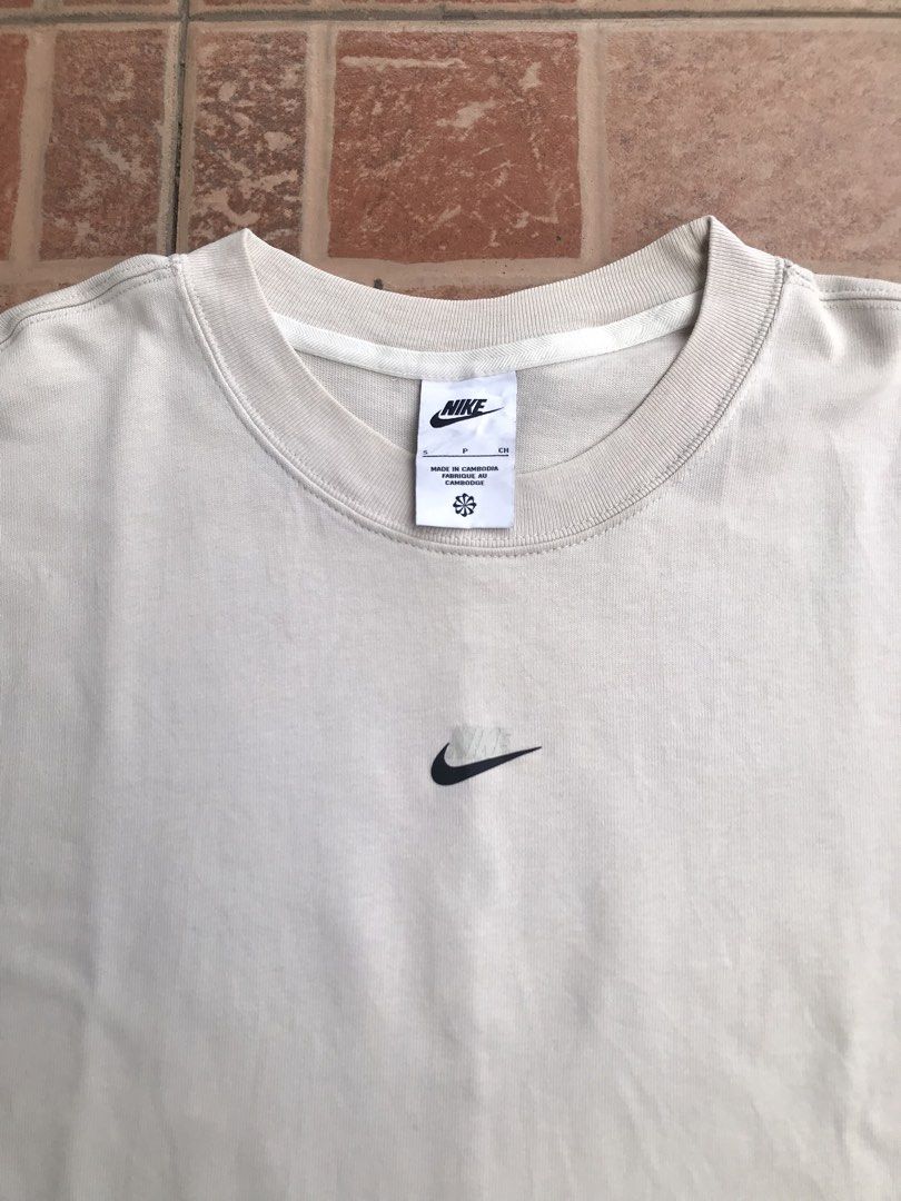 Nike Sportwear Style Essentials Tshirt (Category: Tshirts & Polo Shirts ) located in Cebu City. Submitted by thriftlangniedd (Listing ID 1462297186, Image 3). Description: Size Small can fit sa medium Dimes 20 x 27 No hidden issue Good as new condition Complete tags and legit With zipper pocket at the back Cream color Color rate 9.8/10.