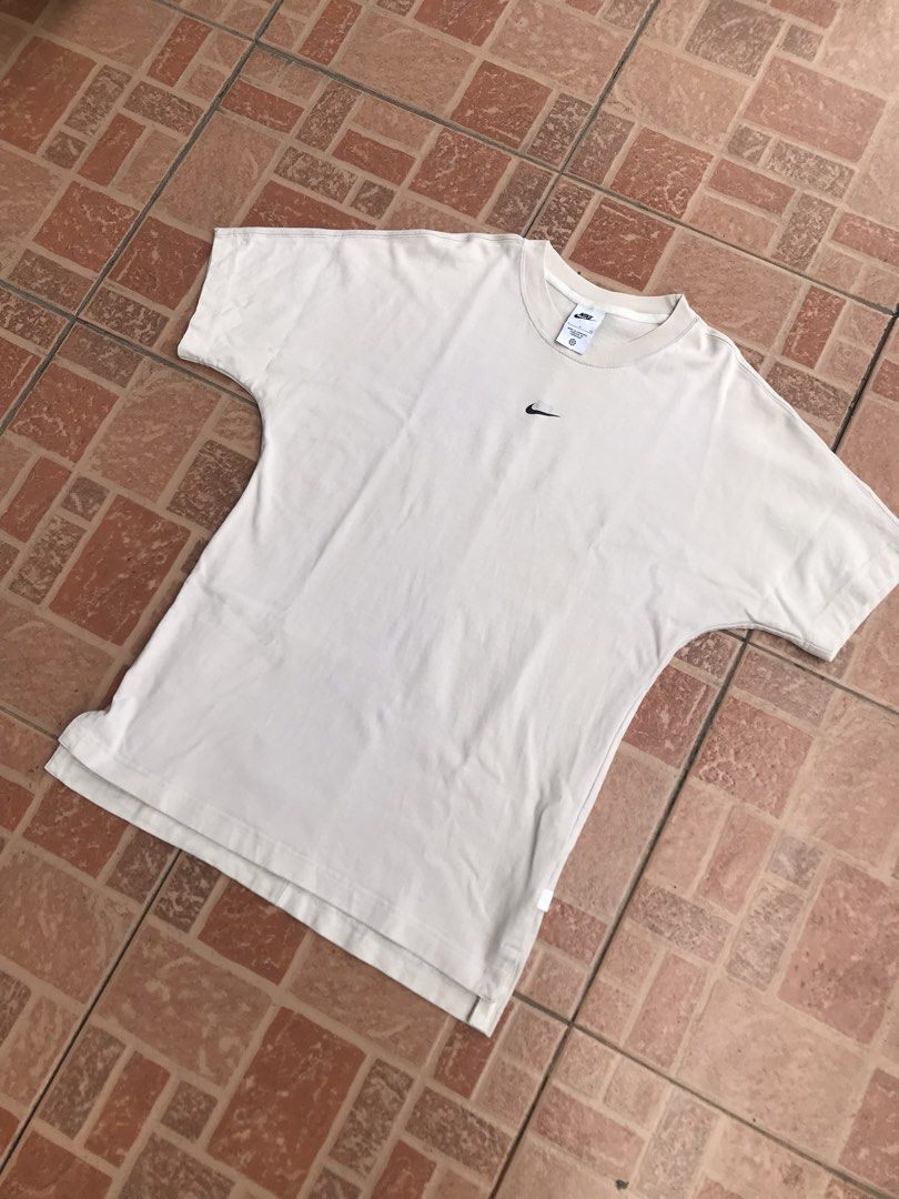 Nike Sportwear Style Essentials Tshirt (Category: Tshirts & Polo Shirts ) located in Cebu City. Submitted by thriftlangniedd (Listing ID 1462297186, Image 2). Description: Size Small can fit sa medium Dimes 20 x 27 No hidden issue Good as new condition Complete tags and legit With zipper pocket at the back Cream color Color rate 9.8/10.
