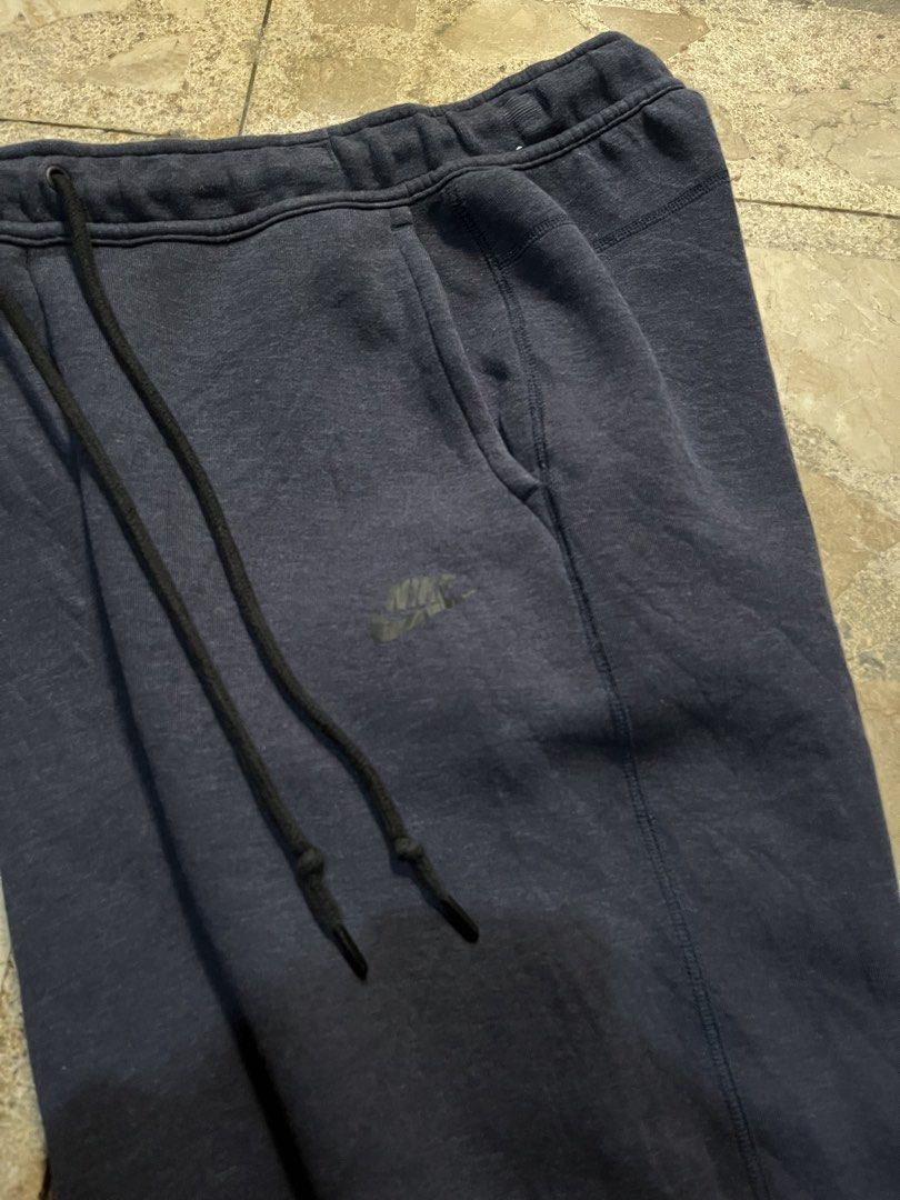 Nike techfleece pants (Category: Joggers) located in Manila. Submitted by thriftnirogus (Listing ID 1462409429, Image 2). Description: Nike techfleece pants width: 28 - 30 length: 39 no issue.