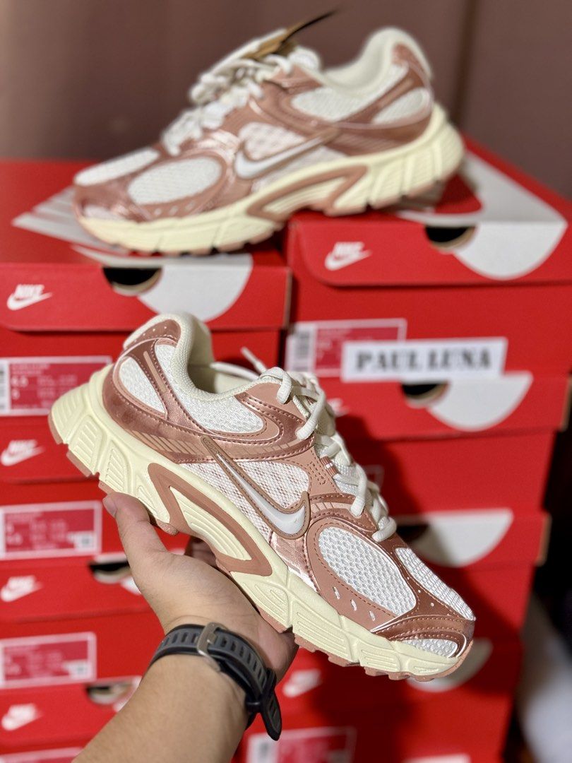 NIKE V5 RNR “ROSE GOLD” (Category: Sneakers) located in Batangas. Submitted by PL.25 (Listing ID 1462291398, Image 2). Description: NIKE V5 RNR “ROSE GOLD” size 6, 6.5, 7, 7.5, 8, 8.5 US Women’s P2,990 ONLY (P5,195 SRP) + Shipping 📍: Sto. Tomas Batangas 💳 : BDO | BPI | Gcash 📦 : LBC | JRS | J&T | LALAMOVE.