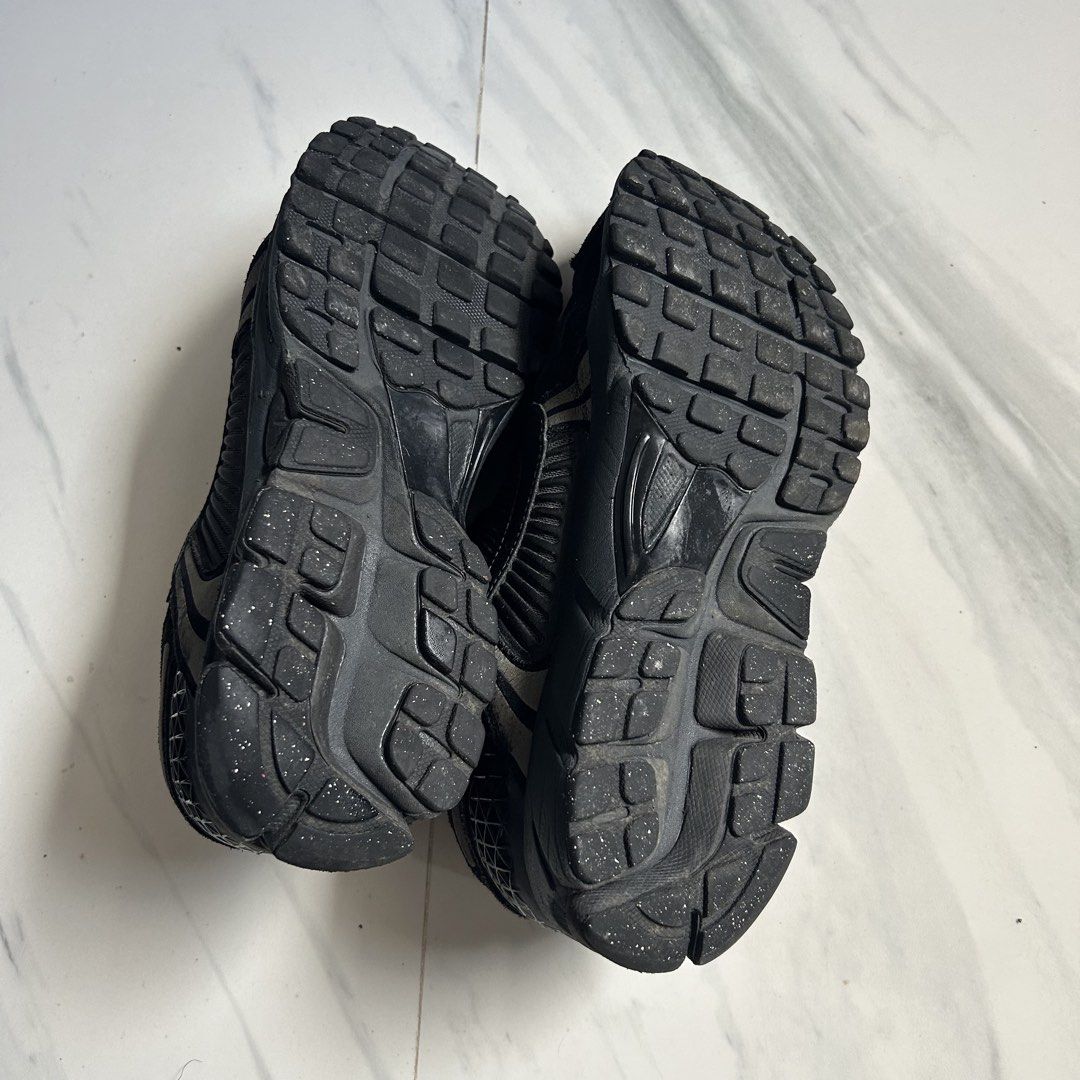 Nike Vomero 5 Triple Black (Category: Sneakers) located in Las Pinas. Submitted by __snow (Listing ID 1462308974, Image 3). Description: •AVAILABLE • Authentic Nike Vomero 5 Triple Black Size 41 US 8 CM 26 •Need to be clean Delivery Options (Shipping shoulder by buyer) J&T Express, LBC Location: Las Piñas City.