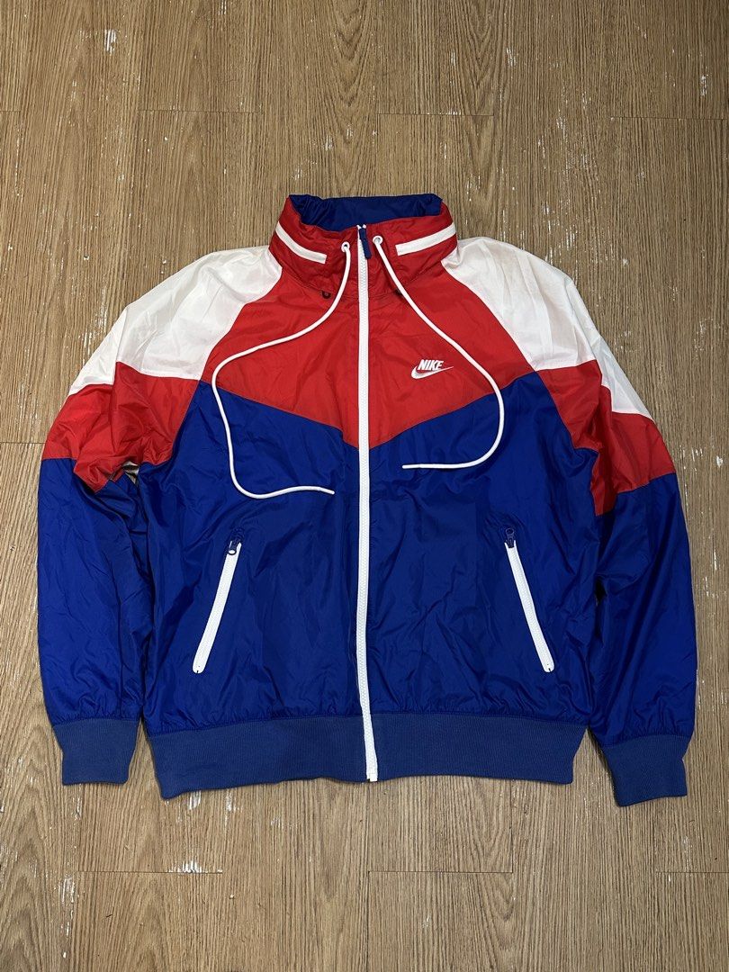Nike windbreaker (Category: Coats, Jackets and Outerwear) located in Orani. Submitted by ajgav69 (Listing ID 1462361595, Image 1). Description: Tri tone Nike windbreaker Size medium 24width 26.5 width Excellent No issue 📩📩📩.