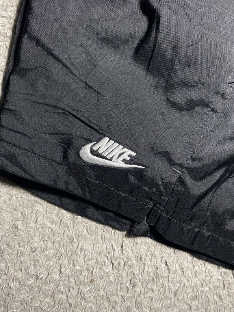 Nike woven short (Category: Shorts) located in Prosperidad. Submitted by octaviorey80594 (Listing ID 1462353804, Image 3). Description: Nike woven short Waist 33-36 Length 16 Above the knee Issue repaired loose stitch sa hem/small hole 📍Mindanao.