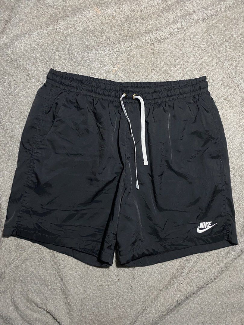 Nike woven short (Category: Shorts) located in Prosperidad. Submitted by octaviorey80594 (Listing ID 1462353804, Image 1). Description: Nike woven short Waist 33-36 Length 16 Above the knee Issue repaired loose stitch sa hem/small hole 📍Mindanao.