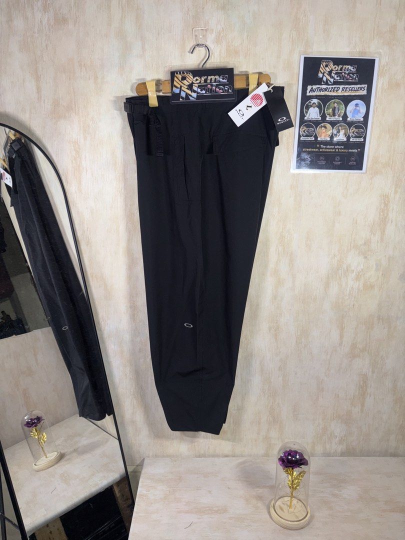 OAKLEY FGL OUTDOOR PANTS (Category: Trousers) located in Cabuyao City. Submitted by pormanation-thrift-store (Listing ID 1462358938, Image 1). Description: OAKLEY FGL OUTDOOR PANTS Condition: NEW WITH TAGS Color rate: 10/10 (PWEDE SA MASELAN) Size: LARGE Dimes: 34-36”Wx38”L Issue: NONE‼️ Price: 2500.