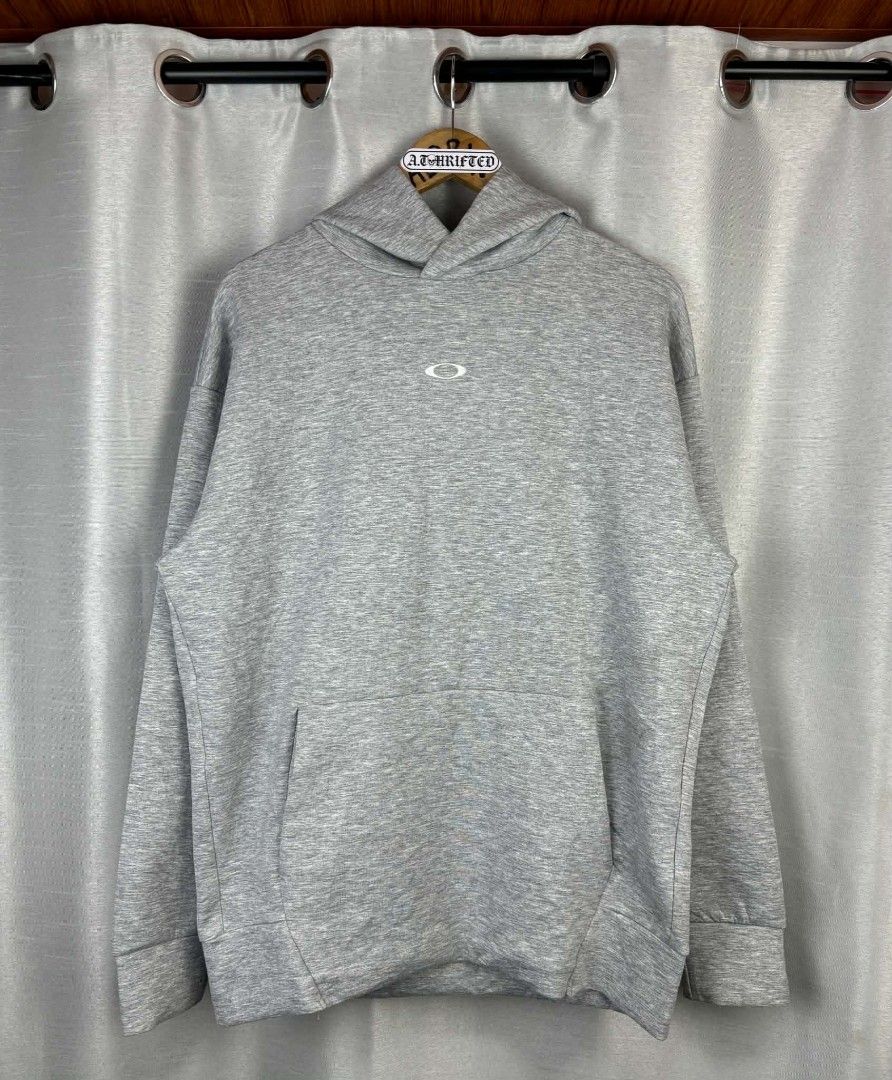 Oakley Performance Fit Grey Hoodie (Category: Coats, Jackets and Outerwear) located in Tanza. Submitted by aldrintamayo (Listing ID 1462304952, Image 1). Description: - Grey Oakley Hoodie - Performance Fit - Oakley logo on chest - Larger Oakley logo on back - Size: Medium (fits like Japanese Large) - Ideal for casual wear or workouts - Comfortable and stylish design.