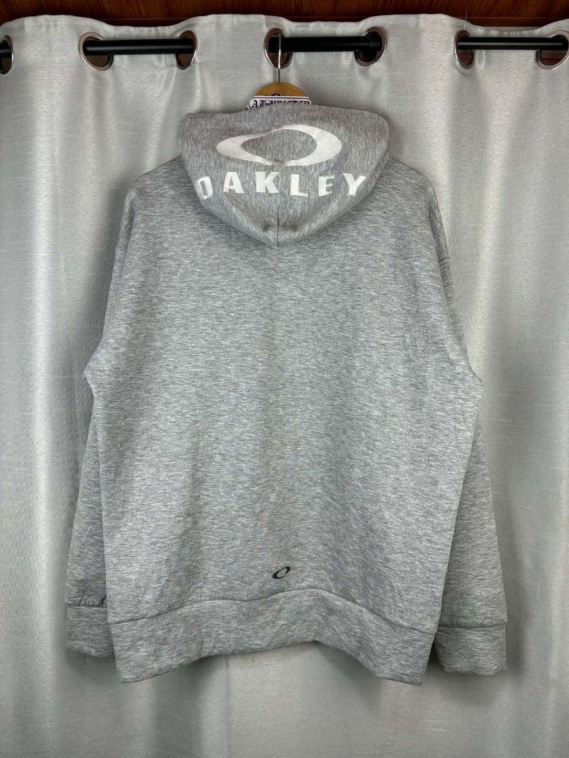 Oakley Performance Fit Grey Hoodie (Category: Coats, Jackets and Outerwear) located in Tanza. Submitted by aldrintamayo (Listing ID 1462304952, Image 2). Description: - Grey Oakley Hoodie - Performance Fit - Oakley logo on chest - Larger Oakley logo on back - Size: Medium (fits like Japanese Large) - Ideal for casual wear or workouts - Comfortable and stylish design.