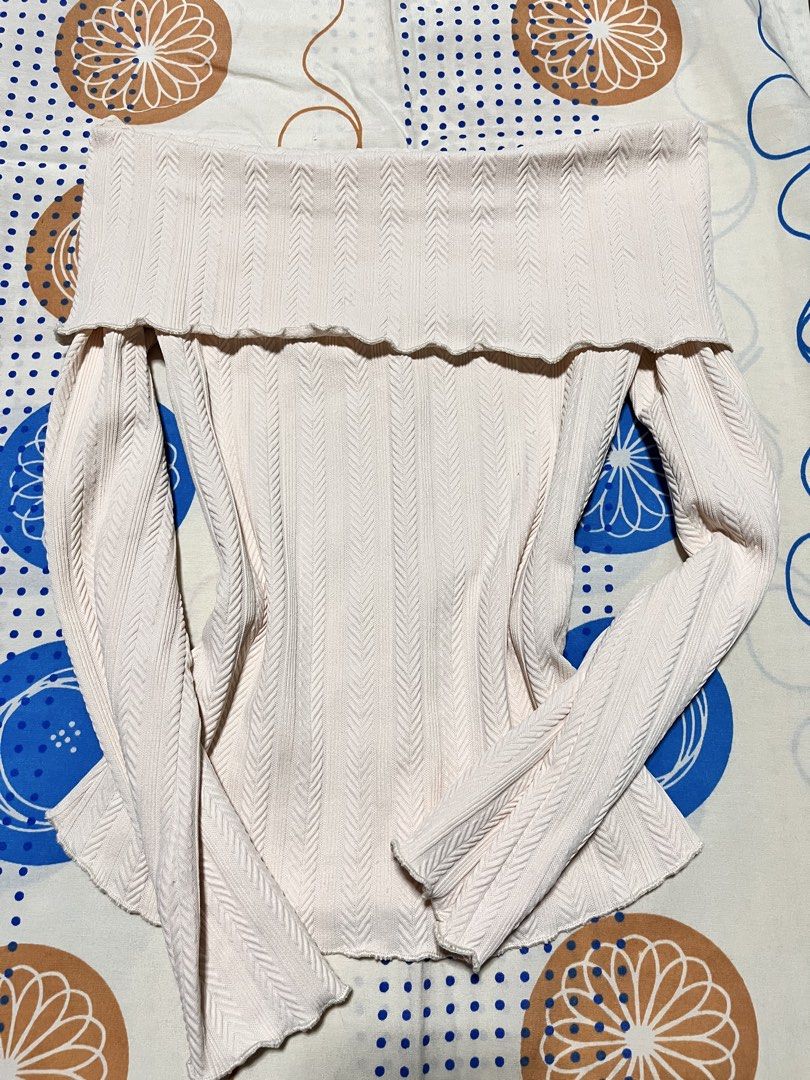 Off Shoulder Ribbed Top (Category: Blouses) located in Valenzuela. Submitted by sk8saucer (Listing ID 1462399226, Image 1). Description: - can fit xs-s .