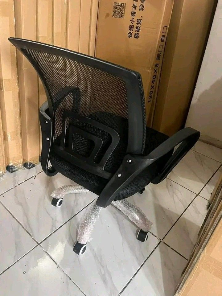 Office Mesch Chair (Category: Chairs) located in Makati City. Submitted by oideme (Listing ID 1462325341, Image 3). Description: .