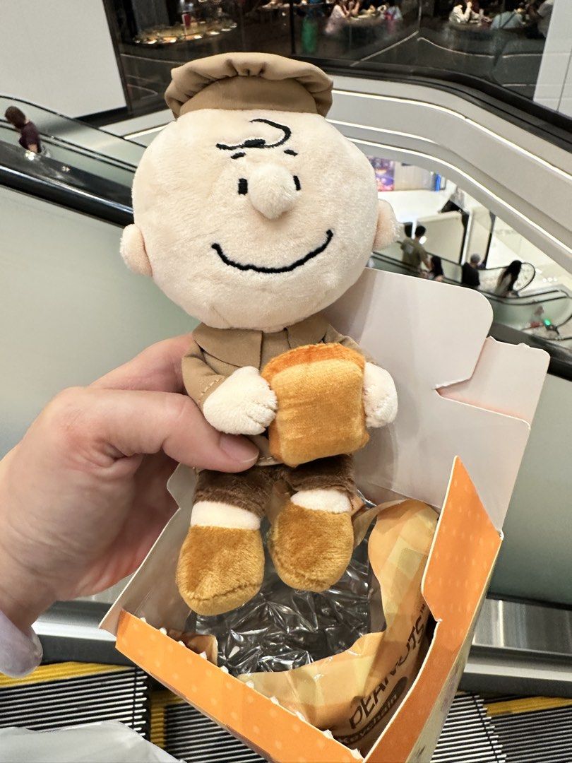 (想換同系列Olaf!!!!🙏🏻🙏🏻🙏🏻🙏🏻🙏🏻) Peanuts 史諾比 Charlie Brown 麵包造型毛公仔 （分類：絨毛玩具）位於 Hong Kong。 由 junetsang882 提交（商品編號 1462424336，圖片 1）。簡介： (想換同系列Olaf!!!!🙏🏻🙏🏻🙏🏻🙏🏻🙏🏻) 係 Peanuts 嘅 Charlie Brown 毛公仔，造型好得意，著住廚師帽，手拎住個麵包。個盒上面有 Peanuts 字樣。啱晒鍾意 Snoopy 同 Charlie Brown 嘅朋友收藏或者送禮。。