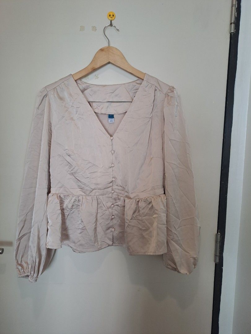 Old Navy beige satin peplum (Category: Blouses) located in Manila. Submitted by joanbalde39643 (Listing ID 1462365880, Image 1). Description: This item is the Old Navy Waist-Defined Satin Peplum Top in the shade Champagne.