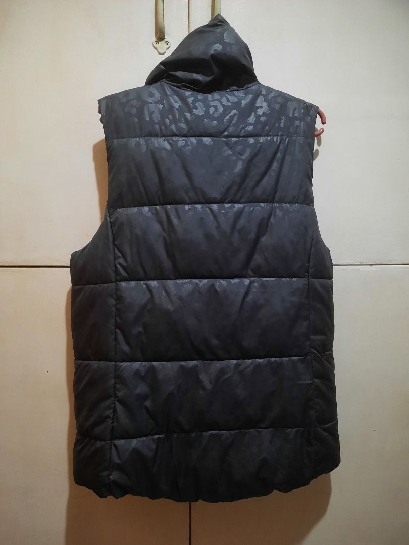 OLD NAVY 'LEOPARD PRINT' PUFFER VEST (Category: Coats, Jackets and Outerwear) located in Manila. Submitted by ako.si.lemmor (Listing ID 1462306883, Image 2). Description: This item is authentic but thrifted, manage your expectation. Dimes: 19.5X26.5 (M-L) Color rate: 8.5/10 Issue: Slight fade Ship at your own cost or pickup Mandaluyong..
