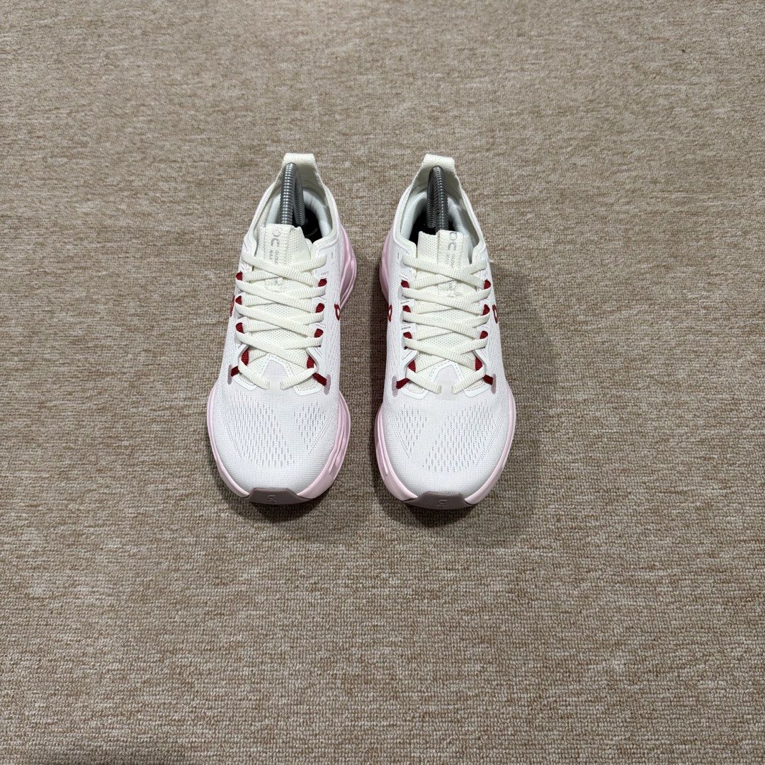 ON CLOUD SURFER MAX (Category: Sneakers) located in Cebu City. Submitted by cjayzuno04940 (Listing ID 1462434557, Image 2). Description: ON CLOUD SURFER MAX ORIGINAL✅ US WOMENS-7 EUR-38 CM-24 EXCELLENT CONDITION.