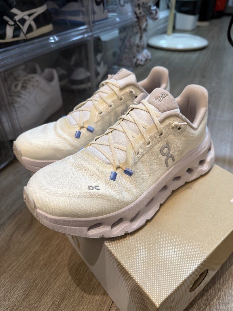 ON Cloudtilt (Category: Sneakers) located in Pasig City. Submitted by joy_b_ (Listing ID 1462303154, Image 1). Description: Size: 24.5cm or 7.5 US, I am a size 7 but I size up for this style Complete with box.