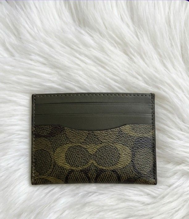 Original Coach Slim ID Card Holder (Category: Wallets & Card Holders) located in Cavite. Submitted by chaellebrandsluxe (Listing ID 1462399857, Image 1). Description: No inclusions also available with pricetag for 1,590.