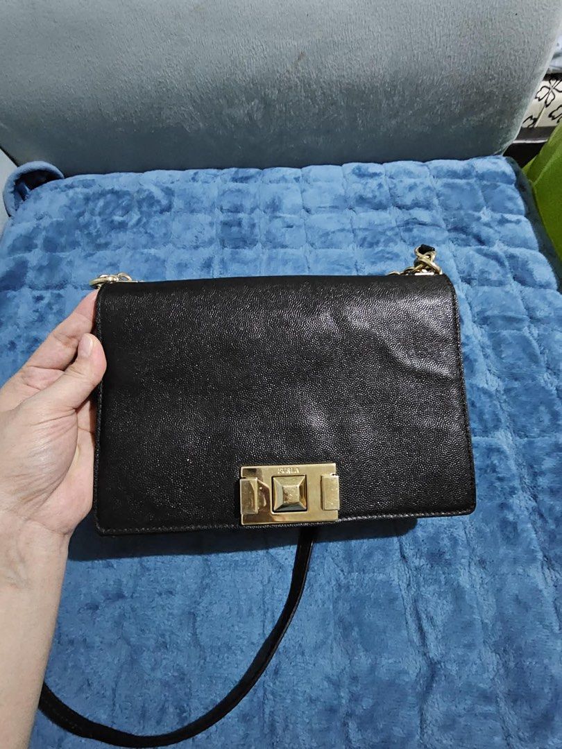 Original Furla sling (Category: Luxury Bags & Wallets) located in Angeles City. Submitted by maria_anna_gracia1130 (Listing ID 1462370374, Image 1). Description: Original furla In very good condition 100% gold pa hardwares .