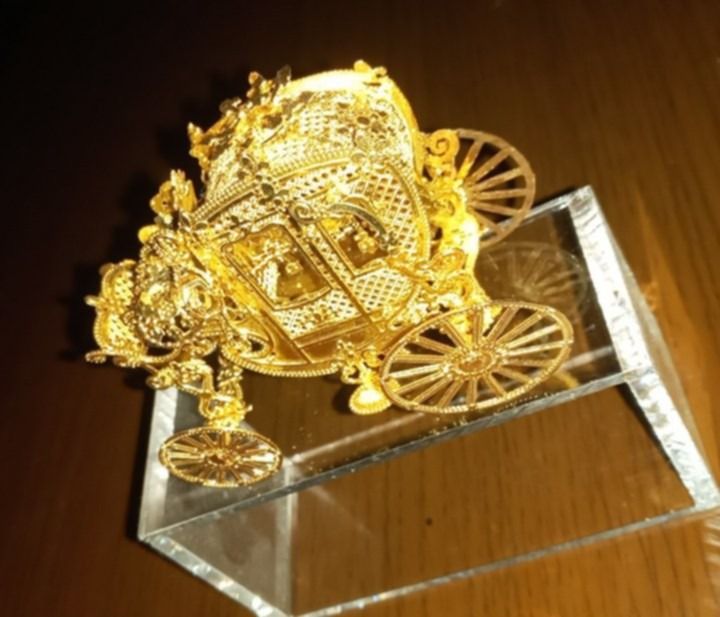 Ornate Gold Carriage Display Ornament (Category: Vintage Collectibles) located in Paranaque City. Submitted by zuprocsejon38604 (Listing ID 1462400409, Image 2). Description: - Beautifully detailed gold carriage ornament. - Features intricate scrollwork and design. - Adds a regal charm to shelves or tables. - Ideal for collectors or as a unique gift..
