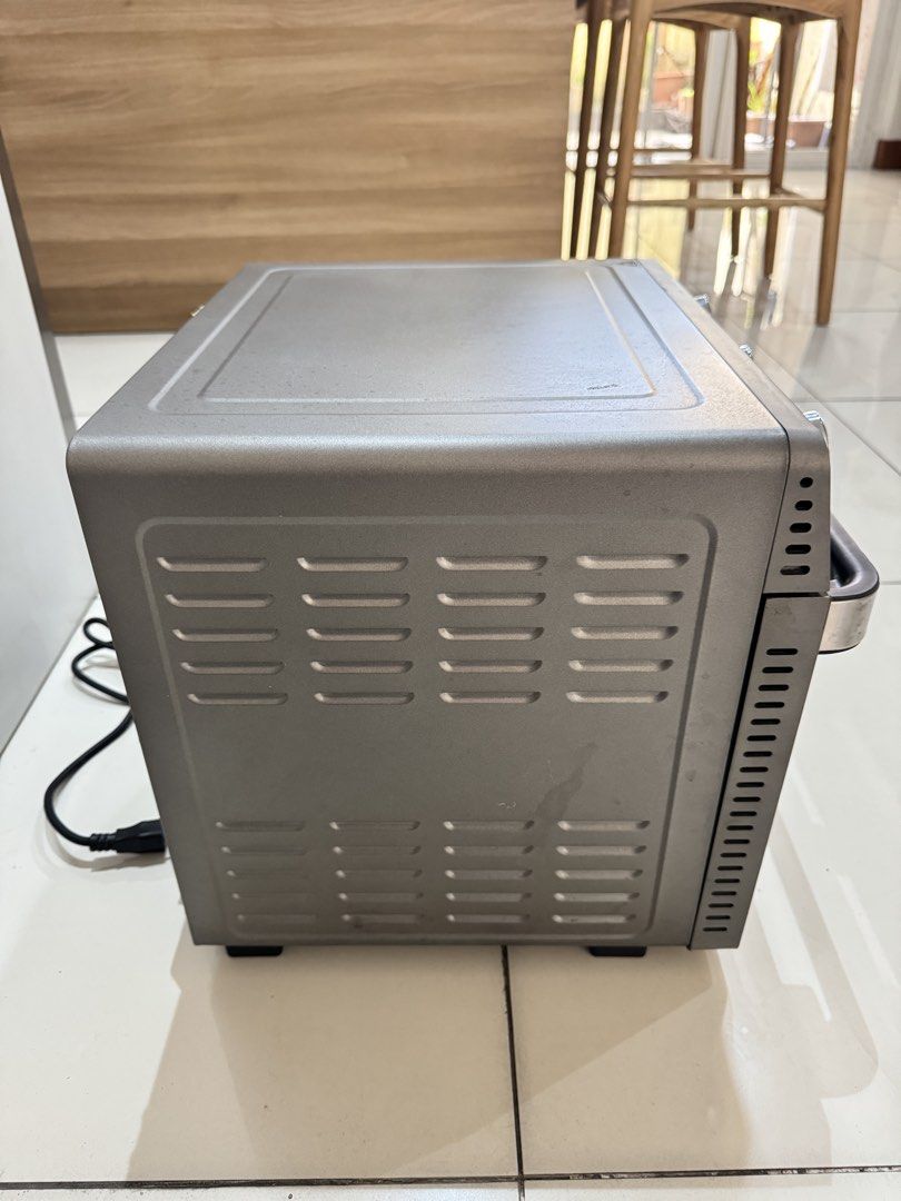Oster Toaster Oven with Air Fry Function (Category: Ovens & Toasters) located in Mandaluyong City. Submitted by abbottworks (Listing ID 1462273726, Image 2). Description: - Oster Toaster Oven - Functions: Toast, Broil, Bake, Air Fry - Clear Temperature and Timer Controls - Stainless Steel Handle - Ideal for Small Kitchens or Dorm Rooms - In working condition - It comes with a box.