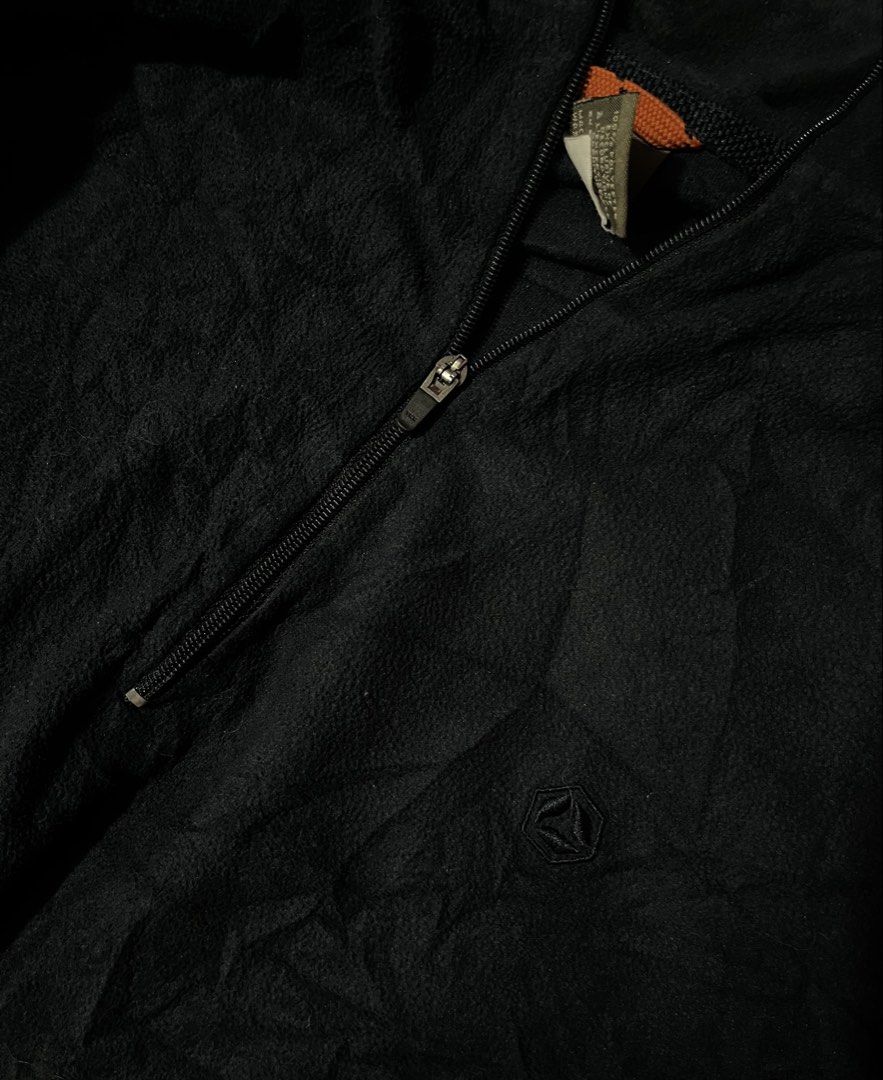 Outdoor Pullover Jacket Navy Blue Large (Category: Coats, Jackets and Outerwear) located in Naga. Submitted by rmapprl (Listing ID 1462398653, Image 2). Description: - Navy blue pullover jacket - Long sleeves with a quarter zip - Textured fabric for a unique feel - Size Large - Versatile for casual wear or outdoor activities.