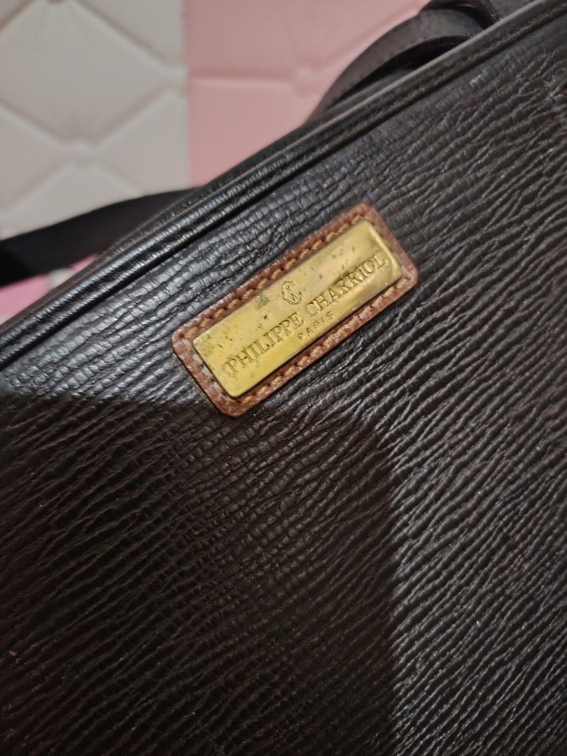 Phillipe chariol (Category: Shoulder Bags) located in Bulacan. Submitted by jhefkheelo02163 (Listing ID 1462439581, Image 2). Description: Phillipe chariol vintage Long handle shoulder bag Super classy No flaws Genuine leather Super tibay .