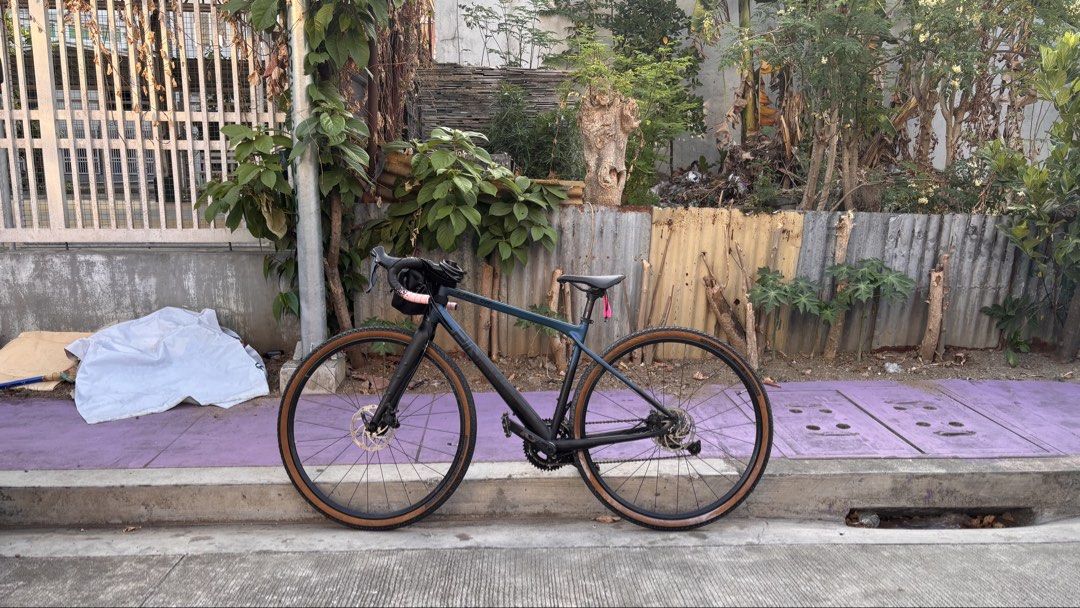 PINEWOOD LANCER 3.0 (Category: Bicycles) located in Marikina City. Submitted by samsdagny (Listing ID 1462318063, Image 1). Description: ✨️PRICE NEGOTIABLE ✨LIGHTLY USED GRAVEL BIKE FOR SALE ✅️ bought this 2023 ✅️ mas gusto ko na lang tumakbo kaysa magbike ✅️ not sure about the specs, but ito yung mula sa site: Frame:Aluminum Alloy 6061 T6 Lite Internal Cable Routing Smooth Welding With Carbon Putty 27.2ST Headset:Sealed Bearing 42/52mm Fork:Alum