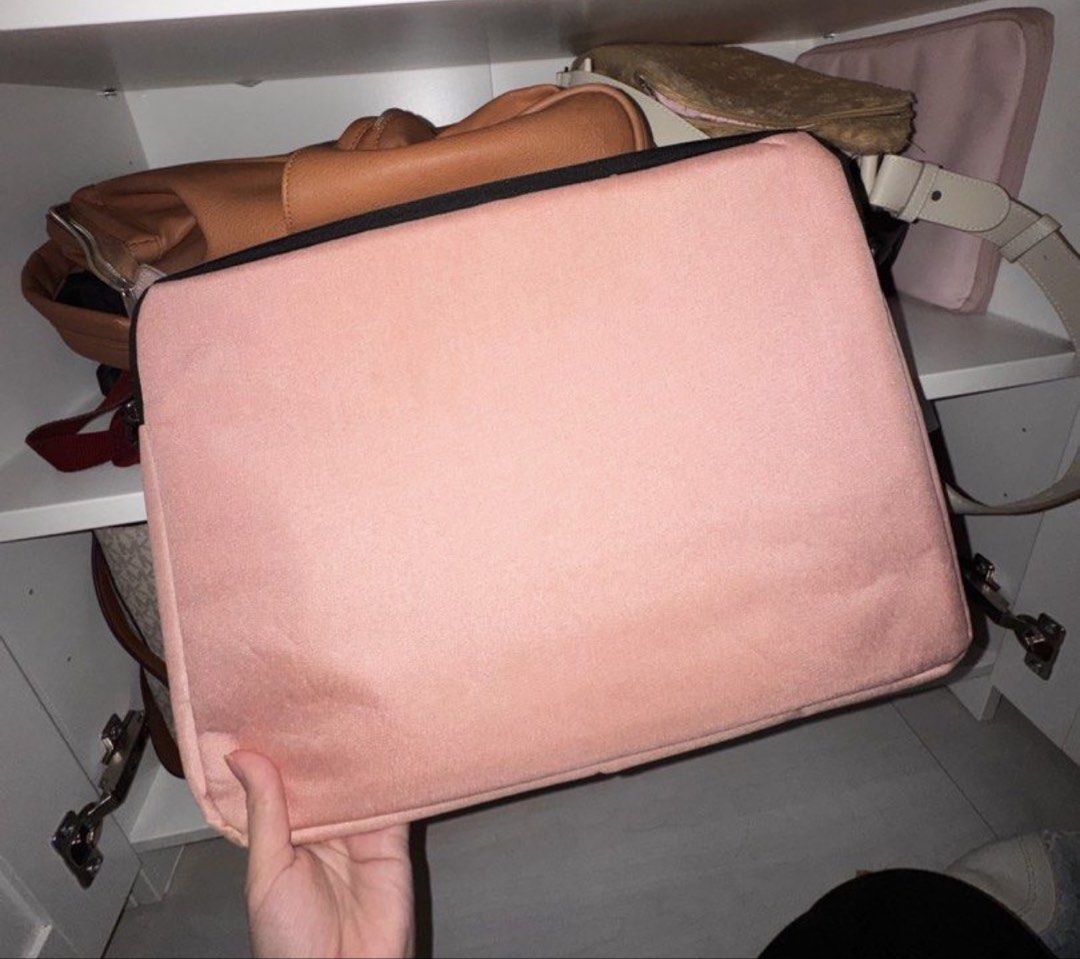 Pink Laptop Sleeve (Category: Laptop Bags & Sleeves) located in Antipolo. Submitted by marian_ang (Listing ID 1462268417, Image 1). Description: Bit of dirt and stains :)) Condition: 8/10.