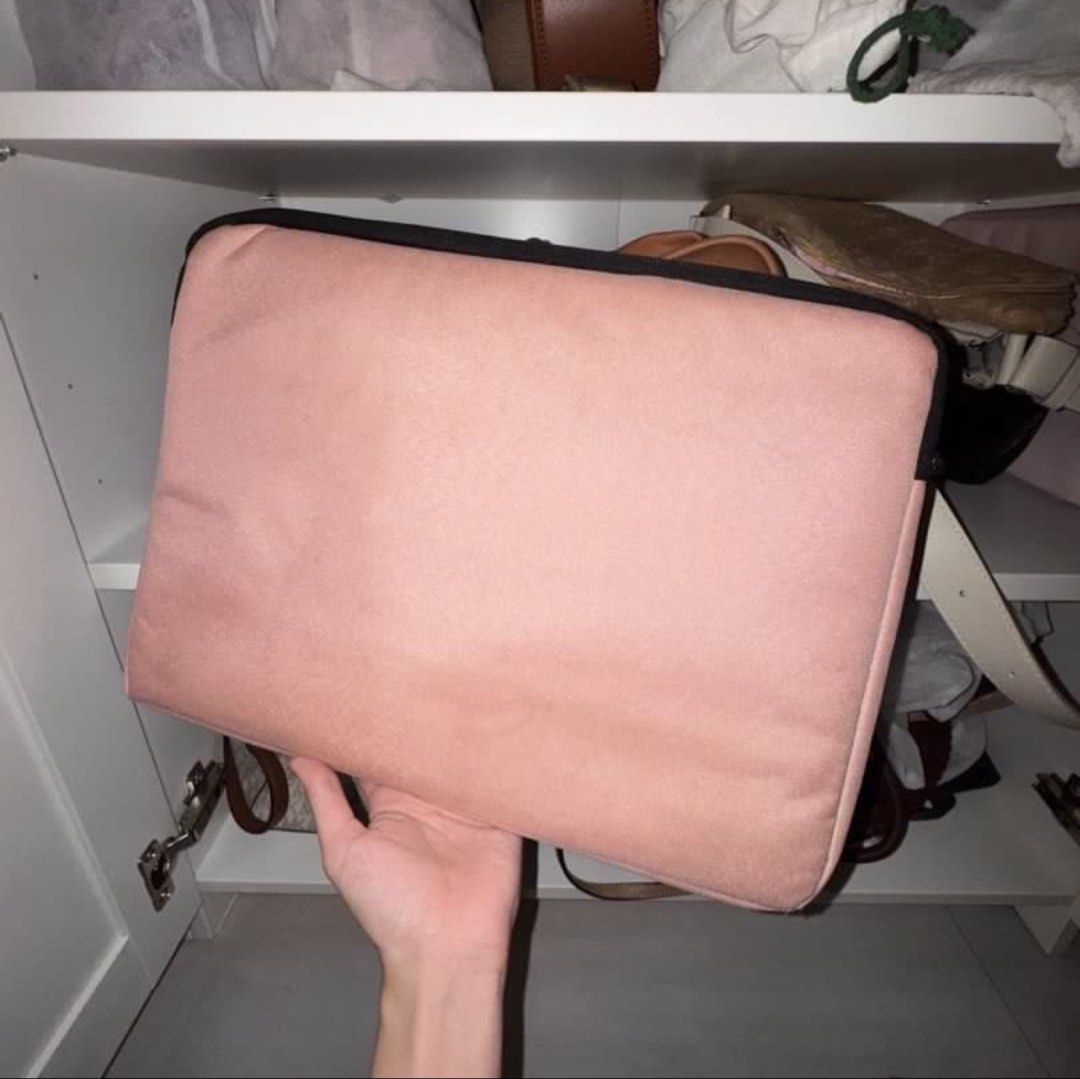 Pink Laptop Sleeve (Category: Laptop Bags & Sleeves) located in Antipolo. Submitted by marian_ang (Listing ID 1462268417, Image 2). Description: Bit of dirt and stains :)) Condition: 8/10.