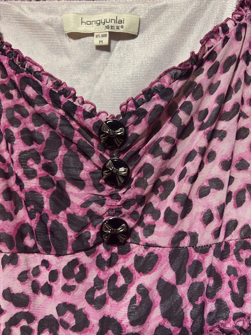 Pink Leopard Print Tiered Ruffle Dress (Category: Dresses) located in Pasig City. Submitted by zebteashoppe01 (Listing ID 1462406159, Image 2). Description: - Adorable pink leopard print dress - Ruffled tiers and neckline for a playful look - Functional button details at the front - Comfortable short sleeves - Ideal for fun days out or parties - Size: Medium (M) 09096535540 Gcash mop Jnt Pasig .