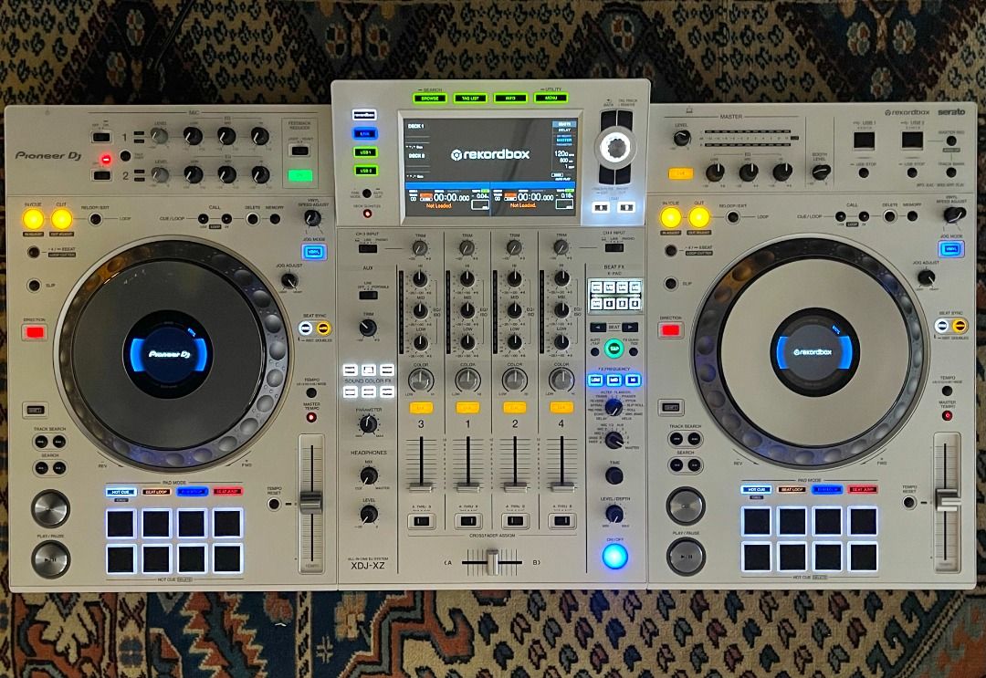 Pioneer XDJ-XZ-W 4-channel all-in-one DJ system (rare/discontinued) + accessories （分類：樂器）位於 Hong Kong。 由 parallel__import 提交（商品編號 1462410960，圖片 1）。簡介： • Purchased new October 2022 from official Hong Kong Pioneer DJ (AlphaTheta) authorized retailer “DJ Use Only Company” • Lightly used, excellent working condition • Light cosmetic damage on left jog wheel from transit $25,000 HKD or best offer Price includes power cord, deck saver, and well-used (y