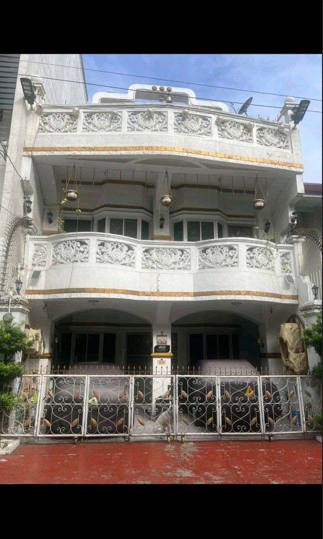 Poblacion Makati for sale (Category: House & Lot) located in Makati City. Submitted by harvesting_game (Listing ID 1462319628, Image 1). Description: located on the Upper side of BARANGAY Poblacion, Makati. Will not flood. Made of solid materials 3 floors 7 rooms with roofdeck with additional upper roofdeck with bar very good water-proofing (no leaks) despite the roofdeck 121 sqm LA 2 carports may consider rental too otherwise, we will be renovat
