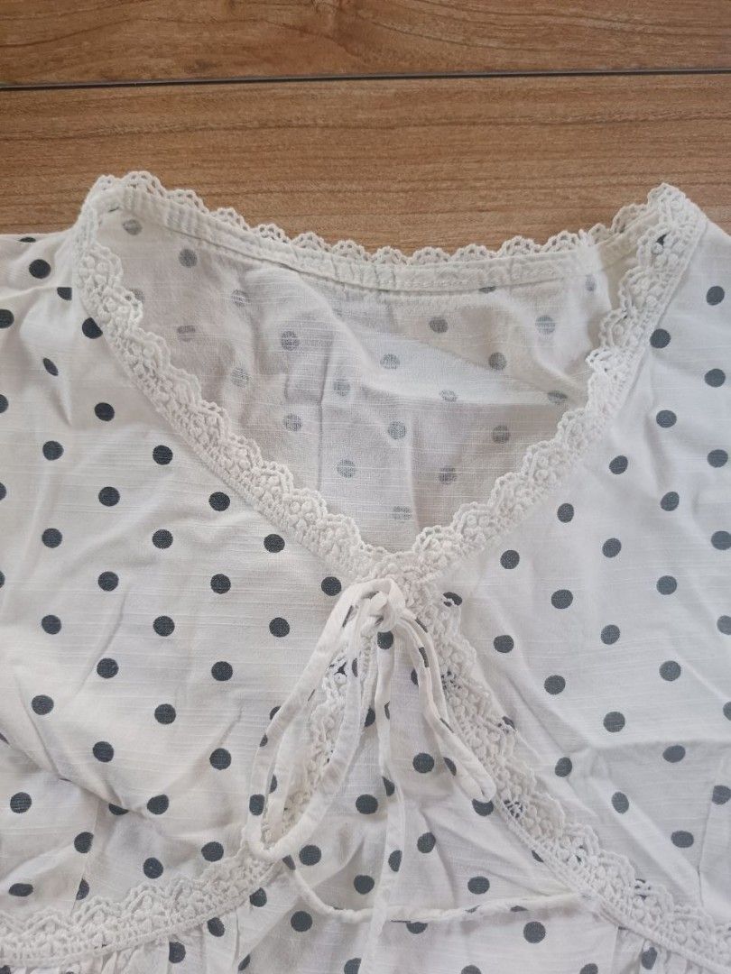 Polka dots (Category: Blouses) located in Manila. Submitted by yraeclub (Listing ID 1462267903, Image 3). Description: faded na 'yung polka dots :( ♡ size: S-M.
