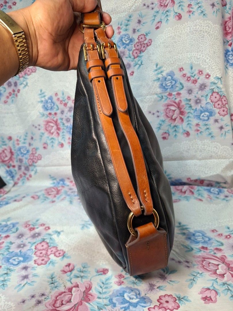 POLO RALPH LAUREN LEATHER SHOULDER BAG (Category: Shoulder Bags) located in General Mariano Alvarez. Submitted by adonid (Listing ID 1462326378, Image 3). Description: GOOD CONDITION ORIGINAL POLO RALPH LAUREN LEATHER SHOULDER BAG NORMAL SIGN OF USAGE ONLY.