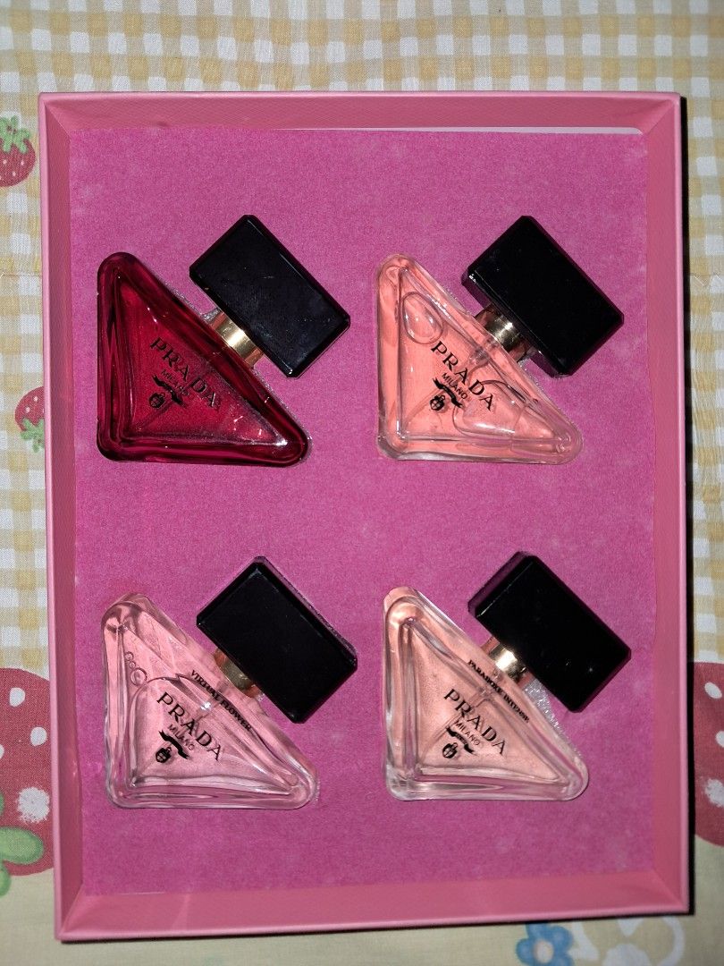 PRADA PARADOXE EAU DE PARFUM Refillable Spray Gift Set (Category: Fragrance & Deodorants) located in Manila. Submitted by terabentables2 (Listing ID 1462430899, Image 2). Description: PRADA PARADOXE EAU DE PARFUM GIFT SET DETAILS ⋆｡𖦹°‧★ ── ₱2k ⋆ Includes 4 refillable spray bottles (40ml / 1.4 fl oz each) ⋆ Scents: Intense, Virtual Flower, Radical Essence ⋆ Ideal for travel or exploring different fragrances ⋆ Comes in a pink Prada box ₊✩‧₊˚౨ৎ˚₊✩‧