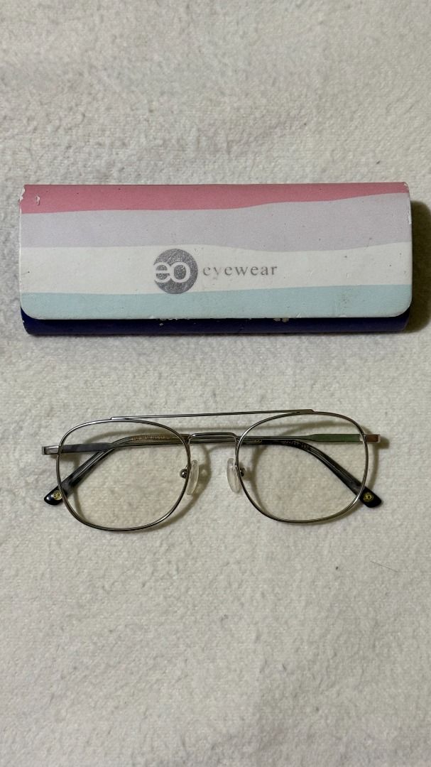 Preloved EO Eyewear Clear Glasses with Case (Transition/Anti Blue Light) (Category: Sunglasses & Eyewear) located in Balanga. Submitted by jayfinds013 (Listing ID 1462318124, Image 1). Description: - Round metal frame glasses - Silver-toned frames - Clear lenses (Photochromic/Transition with UV protection) - Comes with original EO Eyewear case - Delivery shouldered by buyer - Location: Bataan - Price: Php550.