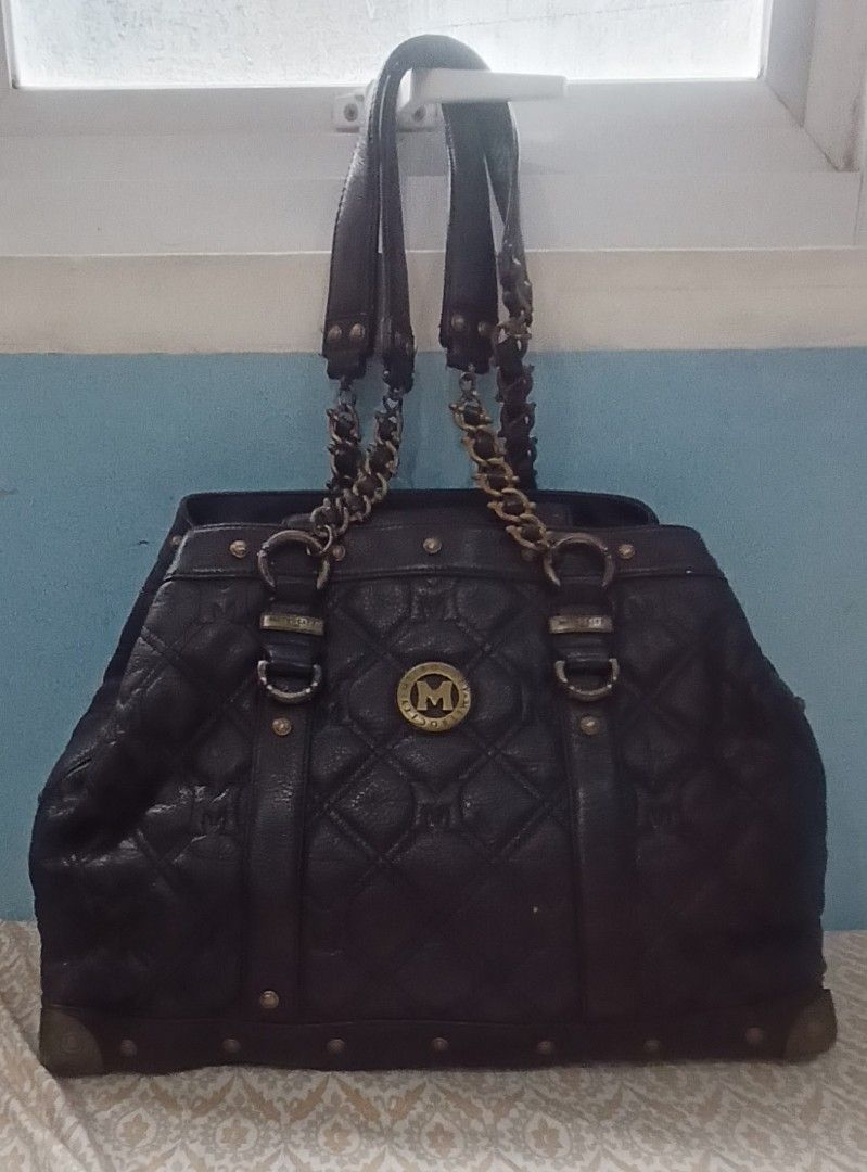 Preloved Metrocity (Category: Tote Bags) located in Legazpi City. Submitted by mahmeetoo (Listing ID 1462439762, Image 1). Description: preloved Metrocity shoulder bag. Large size. gun metal hardware. issue: missing 1 button in front but barely noticeable. signs of use sa hardware. 📍no to rush shipping.