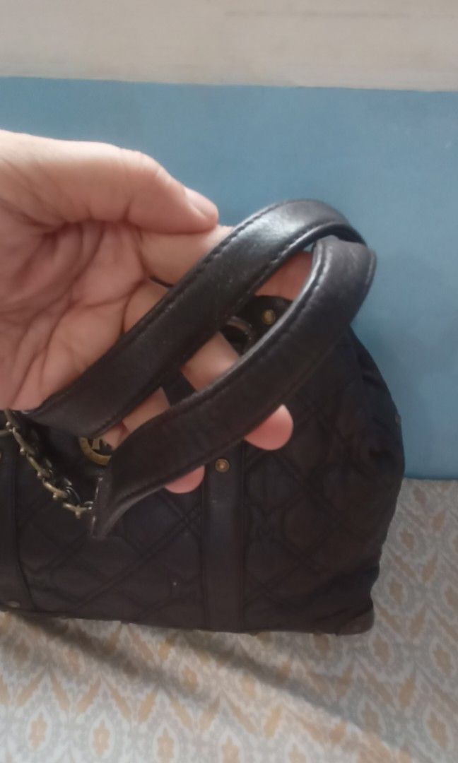 Preloved Metrocity (Category: Tote Bags) located in Legazpi City. Submitted by mahmeetoo (Listing ID 1462439762, Image 3). Description: preloved Metrocity shoulder bag. Large size. gun metal hardware. issue: missing 1 button in front but barely noticeable. signs of use sa hardware. 📍no to rush shipping.