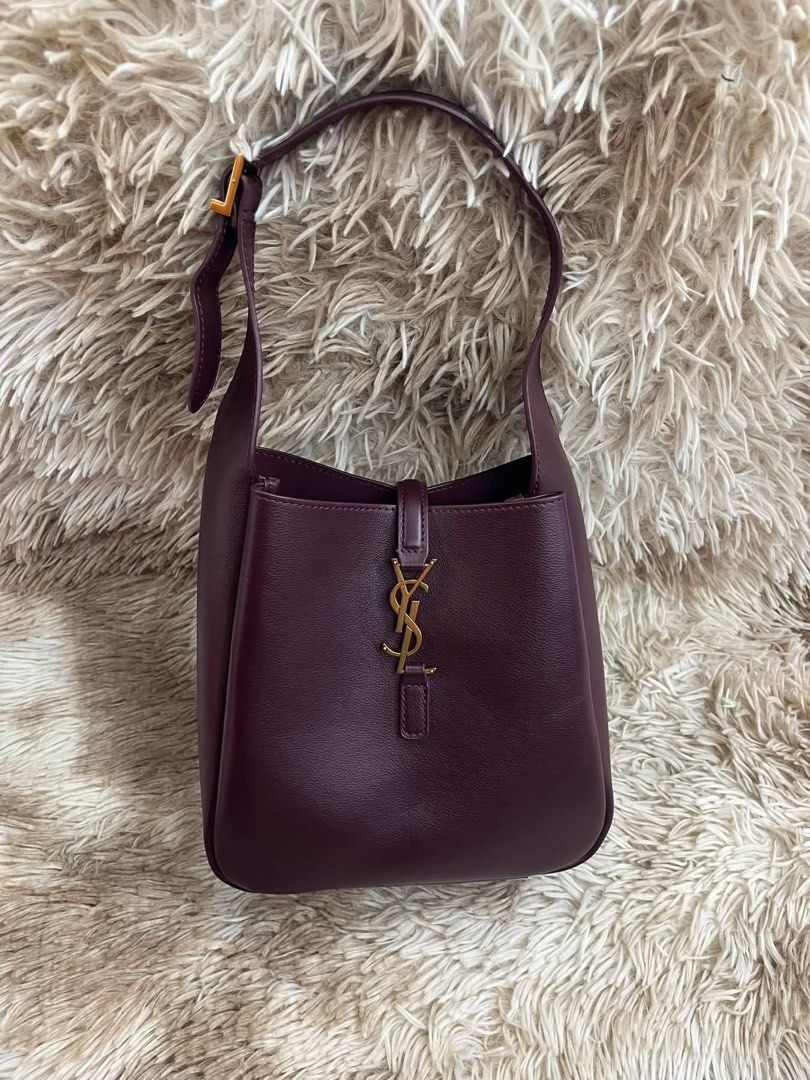 Preloved YSL LE 5 À 7 Supple Tote Bag (Category: Luxury Bags & Wallets) located in Manila. Submitted by bagsandmanymanymore1 (Listing ID 1415835607, Image 1). Description: - Preloved Ysl Supple Tote -Lightweight and fully lined in tonal suede -Size 22cm -Bronze-toned hardware -Made in Italy -Serial number -actual picture posted Please read before you order 👉🏻❗️Payment first before shipping ❗️Cut off time of payment 11am sameday delivery ❗️NO ME